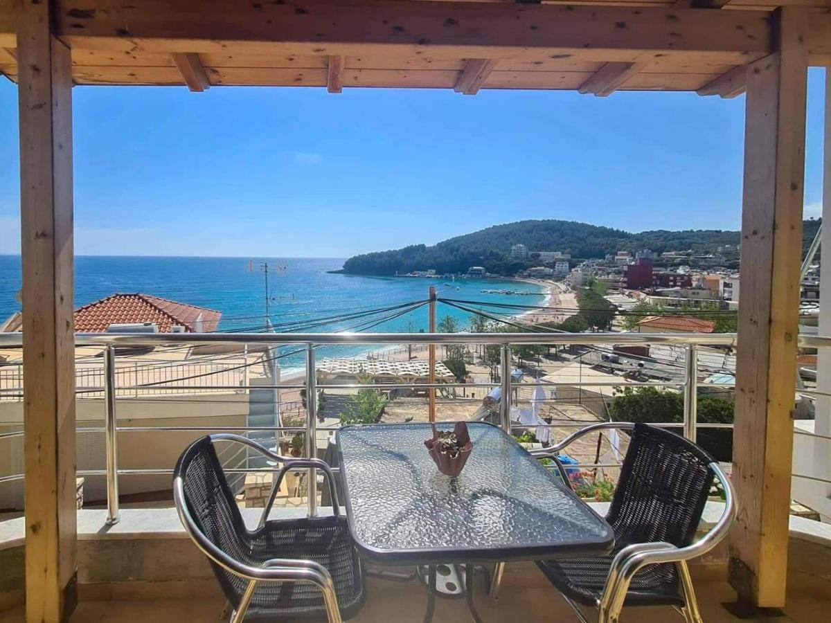 Dina's Himare